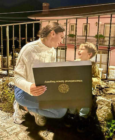 Madre e hijo con su cofre de Registro Galaxia