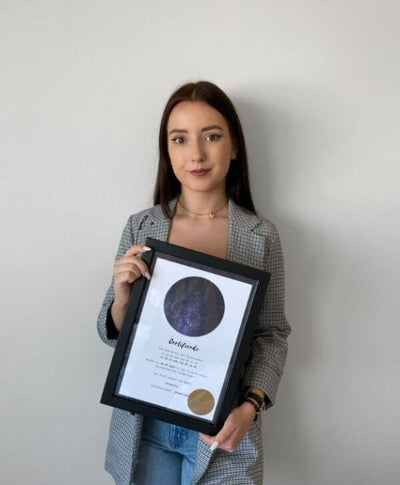 Mujer con su certificado de regalo de estrella